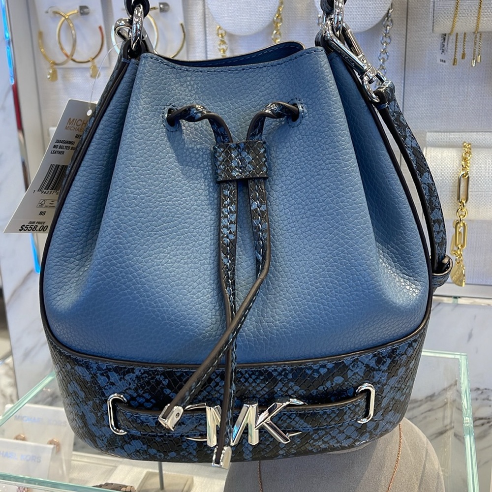 MICHAEL KORS 
Reed Md Pebbled Leather Belted Bucket Messenger Satchel Crossbody